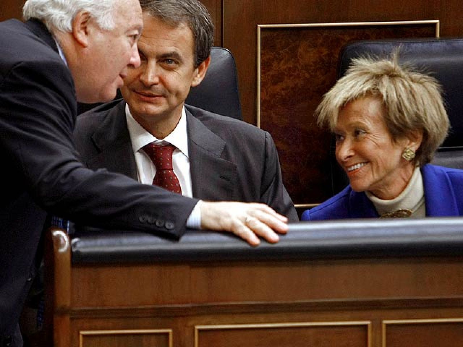 Zapatero da las gracias a quienes dejan el Gobierno