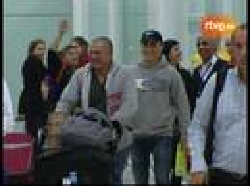 El campeón del mundo de MotoGP Jorge Lorenzo fue recibido por decenas de aficionados a su llegada al aeropuerto barcelonés de El Prat.