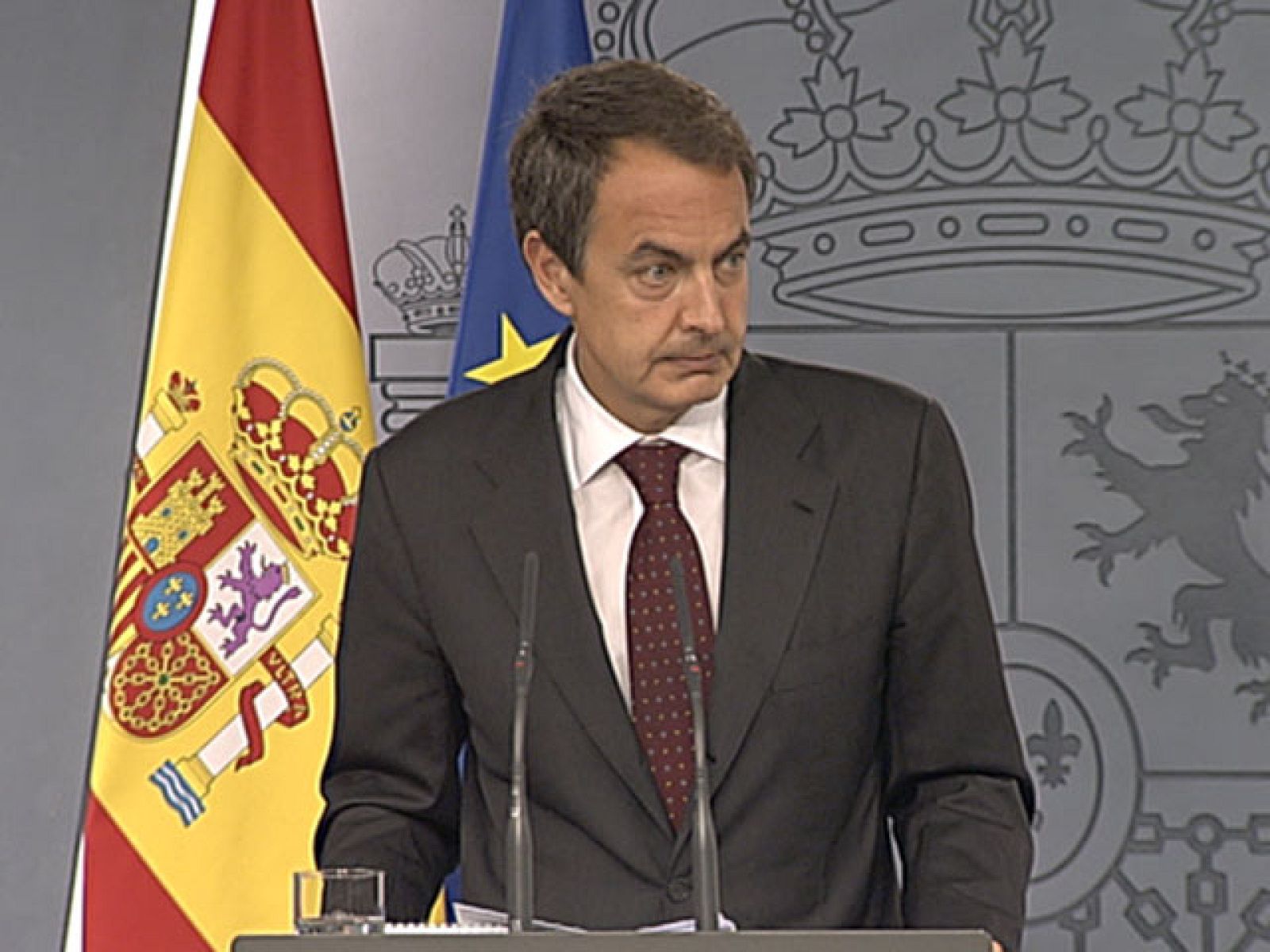 Zapatero elogia a su Gobierno