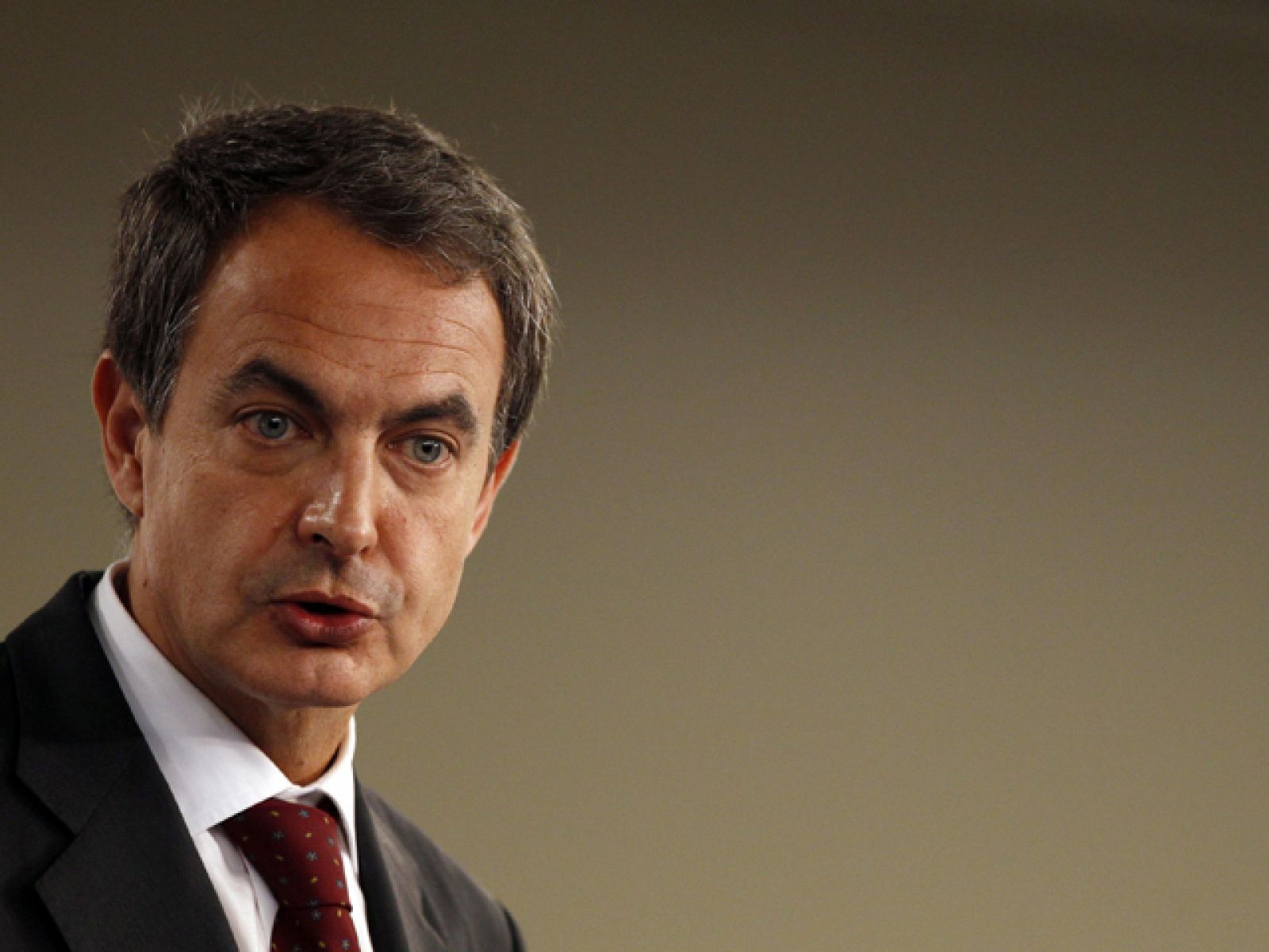 Zapatero: "Es un Gobierno renovado y reforzado para afrontar la tercera parte de la legislatura"