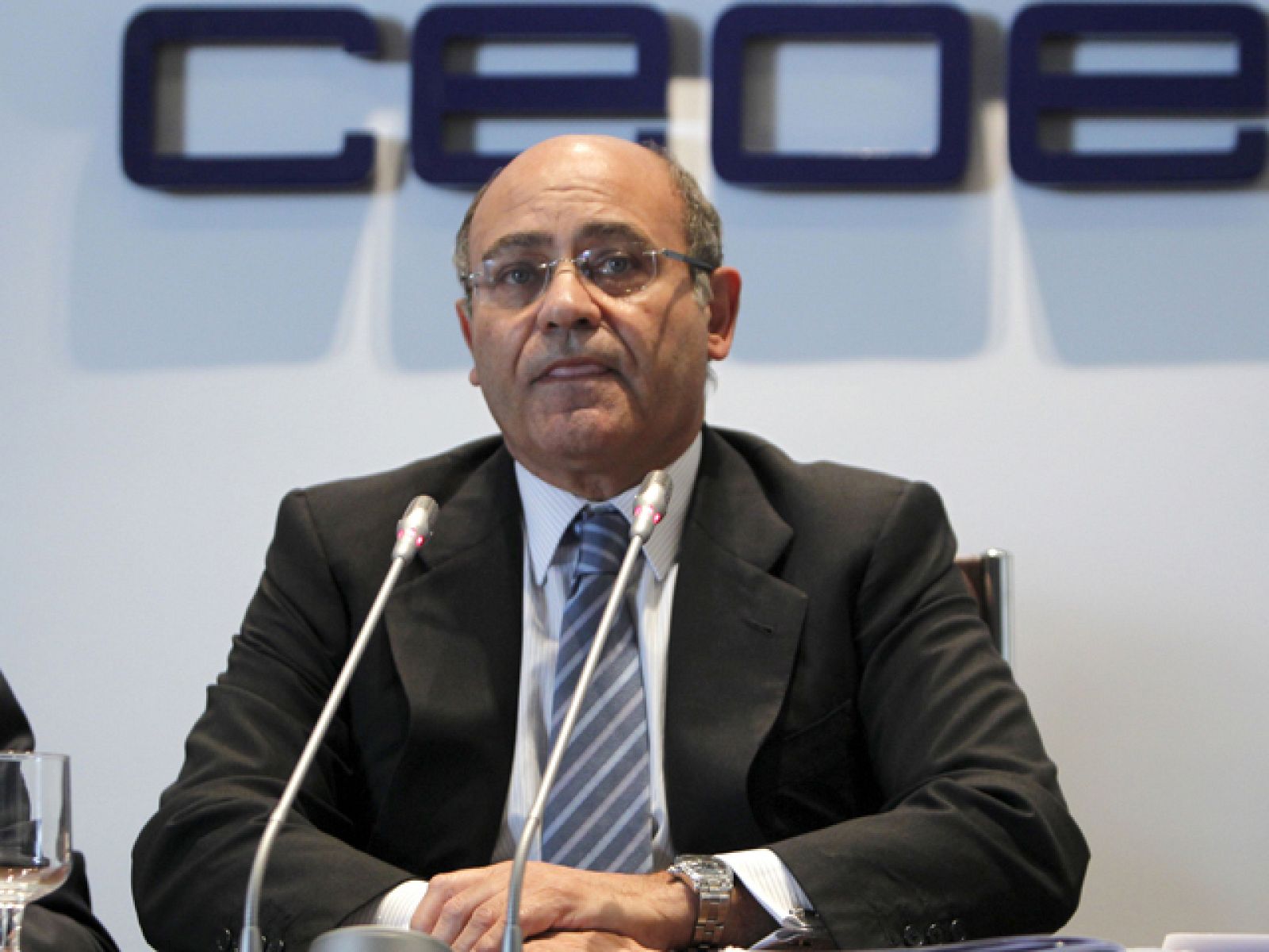  Gerardo Díaz Ferrán ha confirmado que no se presentará a las elecciones para la Presidencia de la CEOE, que ha convocado para el 21 de diciembre. Se lo ha dicho esta mañana a la cúpula de la patronal. A esta hora ya ha terminado la rueda de prensa posterior