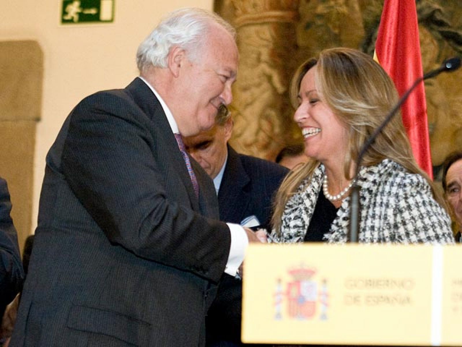 Trinidad Jiménez recibe la cartera de Exteriores de manos de Miguel Ángel Moratinos