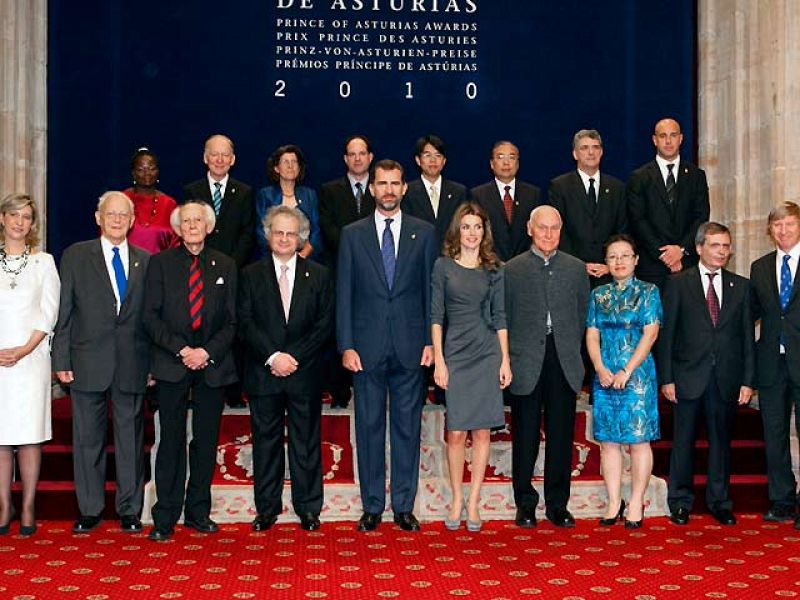 La audiencia de los Príncipes de Asturias a los premiados con el Príncipe de Asturias 2010 - Premios Princesa de Asturias | Ver