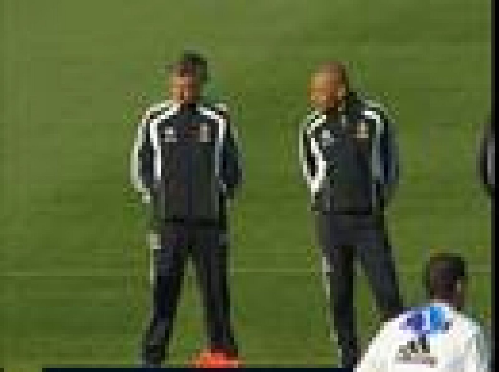 El entrenador del Madrid prepara la visita del Racing de Santander al Bernabéu. 'Mou' tiró de ironía para responder a Cruyff, que dijo que no le tendría en su equipo. 