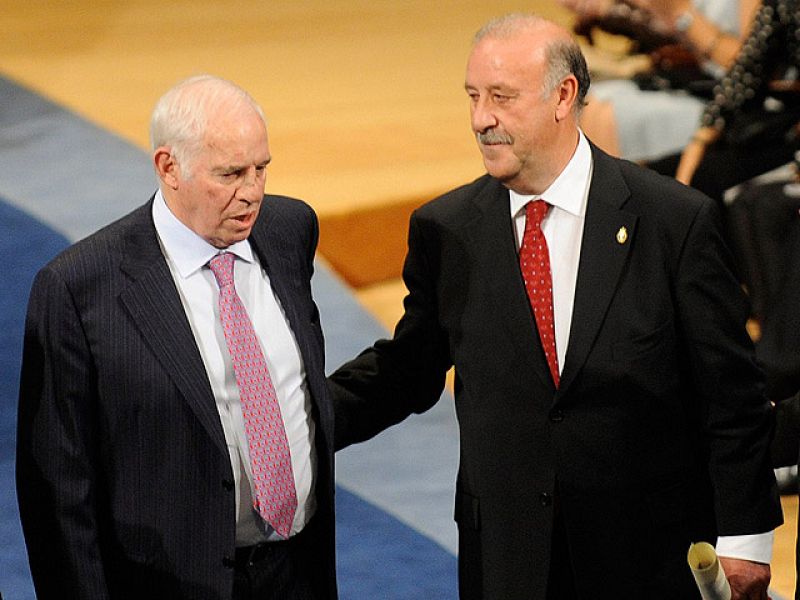 El seleccionador nacional Vicente Del Bosque sorprendió al teatro Campoamor ovetensa al saltarse el protocolo para llamar a Luis Aragonés. El ex seleccionador aceptó el gesto del salmantino poniendo fin así a cualquier poléimca.