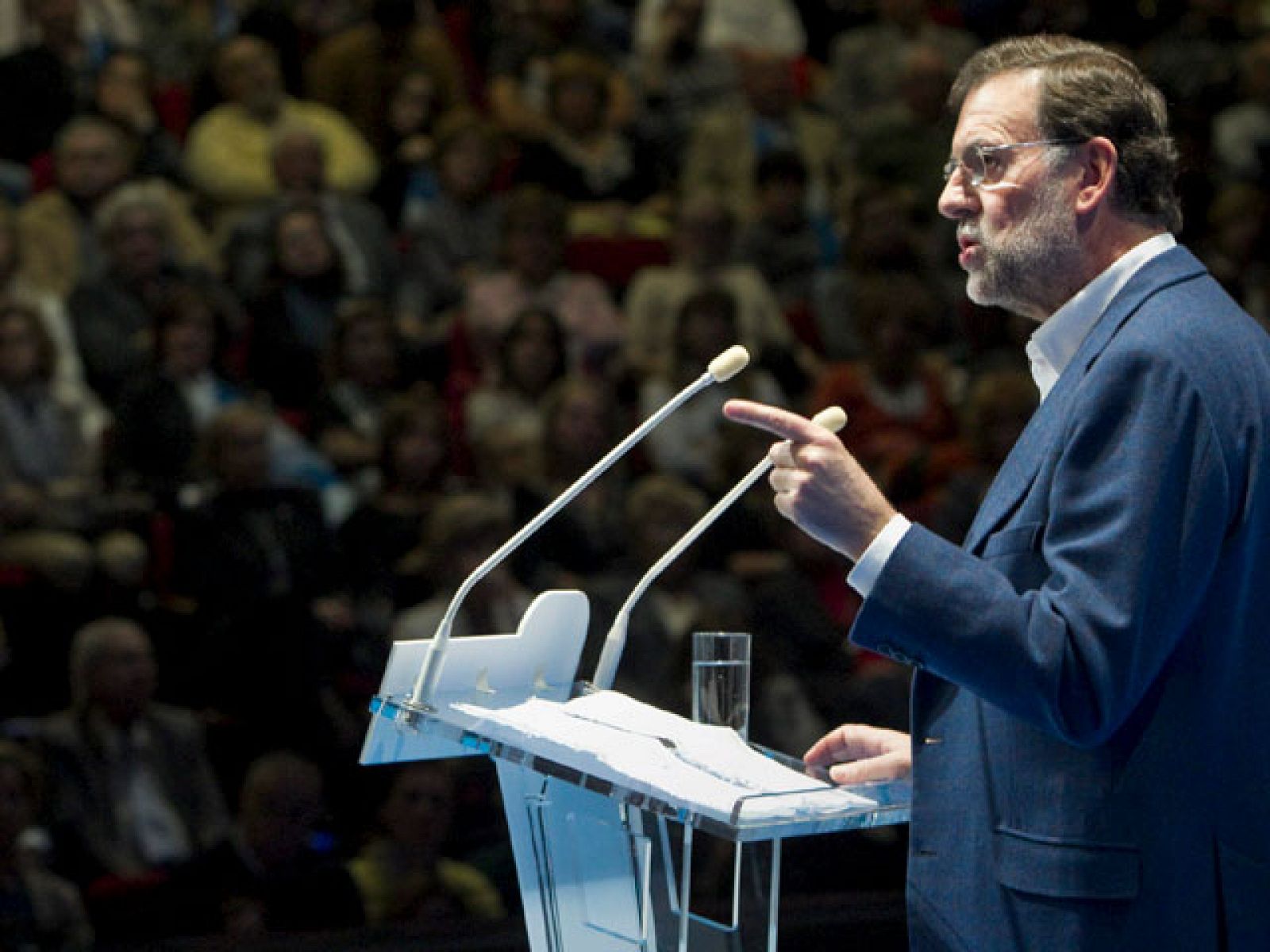 Rajoy critica que el PSOE "genere tensión" para dar la vuelta a las encuestas electorales