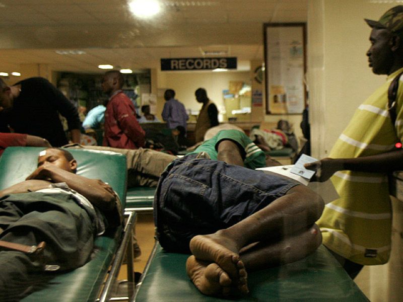 Una avalancha humana ha vuelto a llevar la tragedia a un campo de fútbol de Kenia. El partido se iba a jugar en Nairobi.