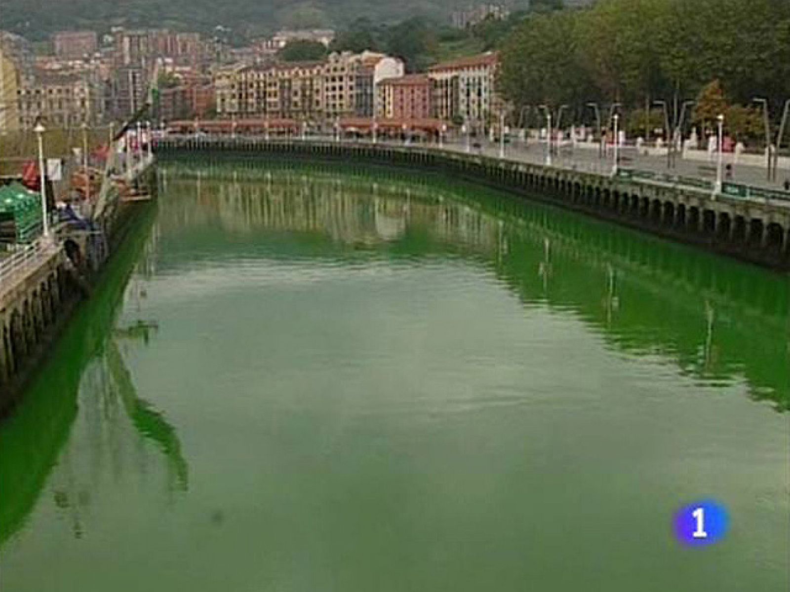 En Bilbao el río Nervión esta mañana estaba completamente verde