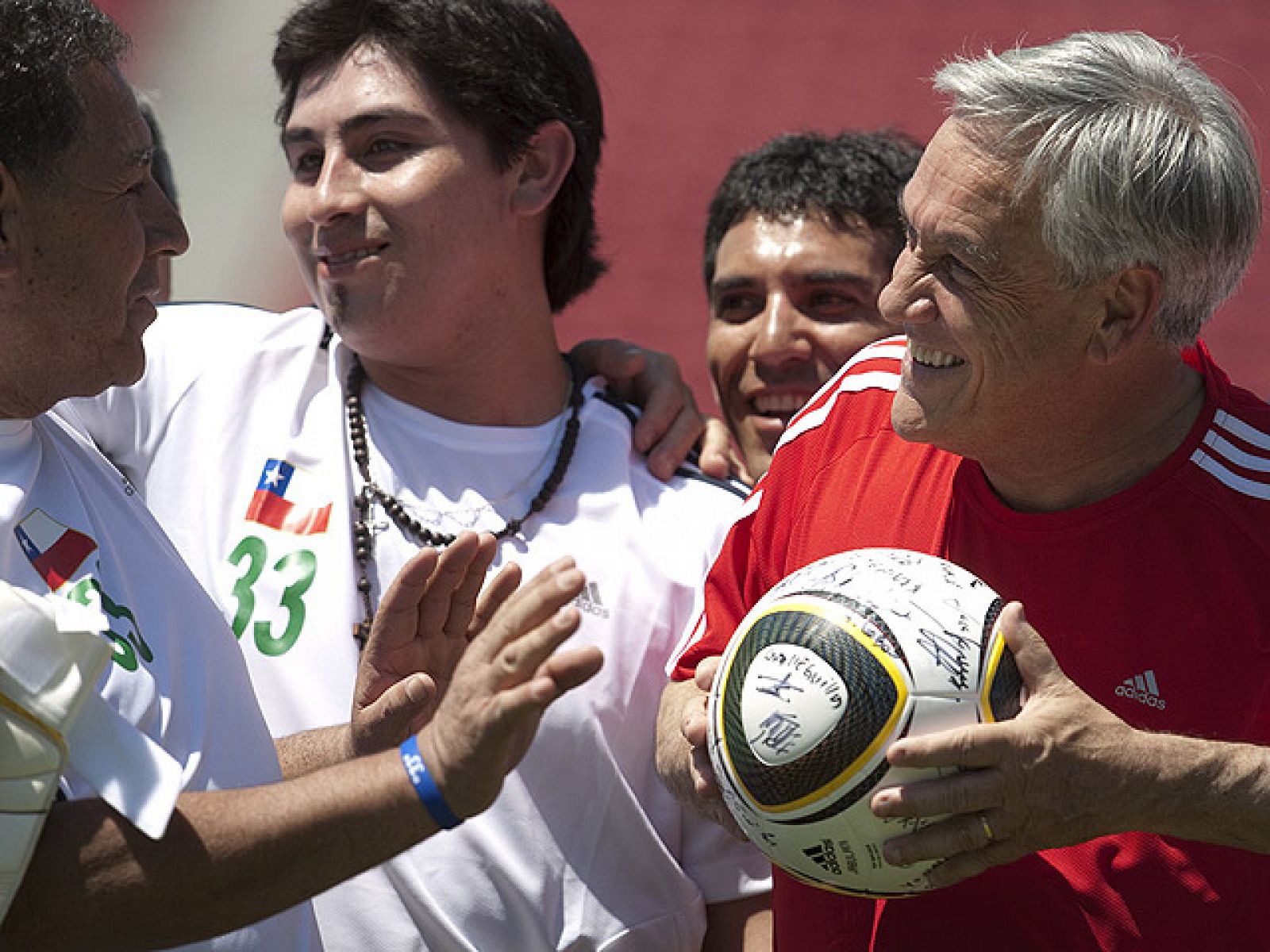 Los 33 mineros han sido recibidos en el Palacio de la Moneda por el presidente de Chile, Sebastián Piñera.