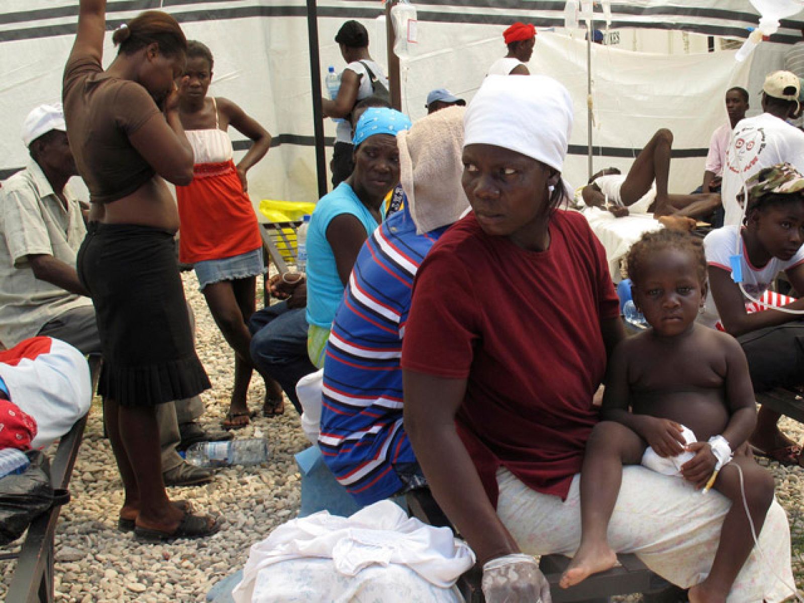 El gobierno y las ONGs intentan explicar a los ciudadanos que no pueden consumir el agua de los ríos contaminados.
