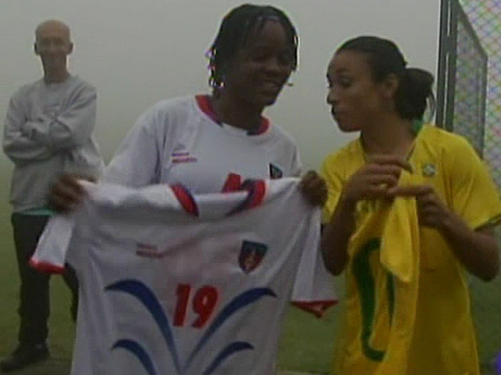 La selección de fútbol femenina de Haití tiene que irse a Brasil para entrenar porque el país todavía está recostruyéndose de la catástrofe del terremoto pero ellas tienen que preparar la clasificación para el Mundial.