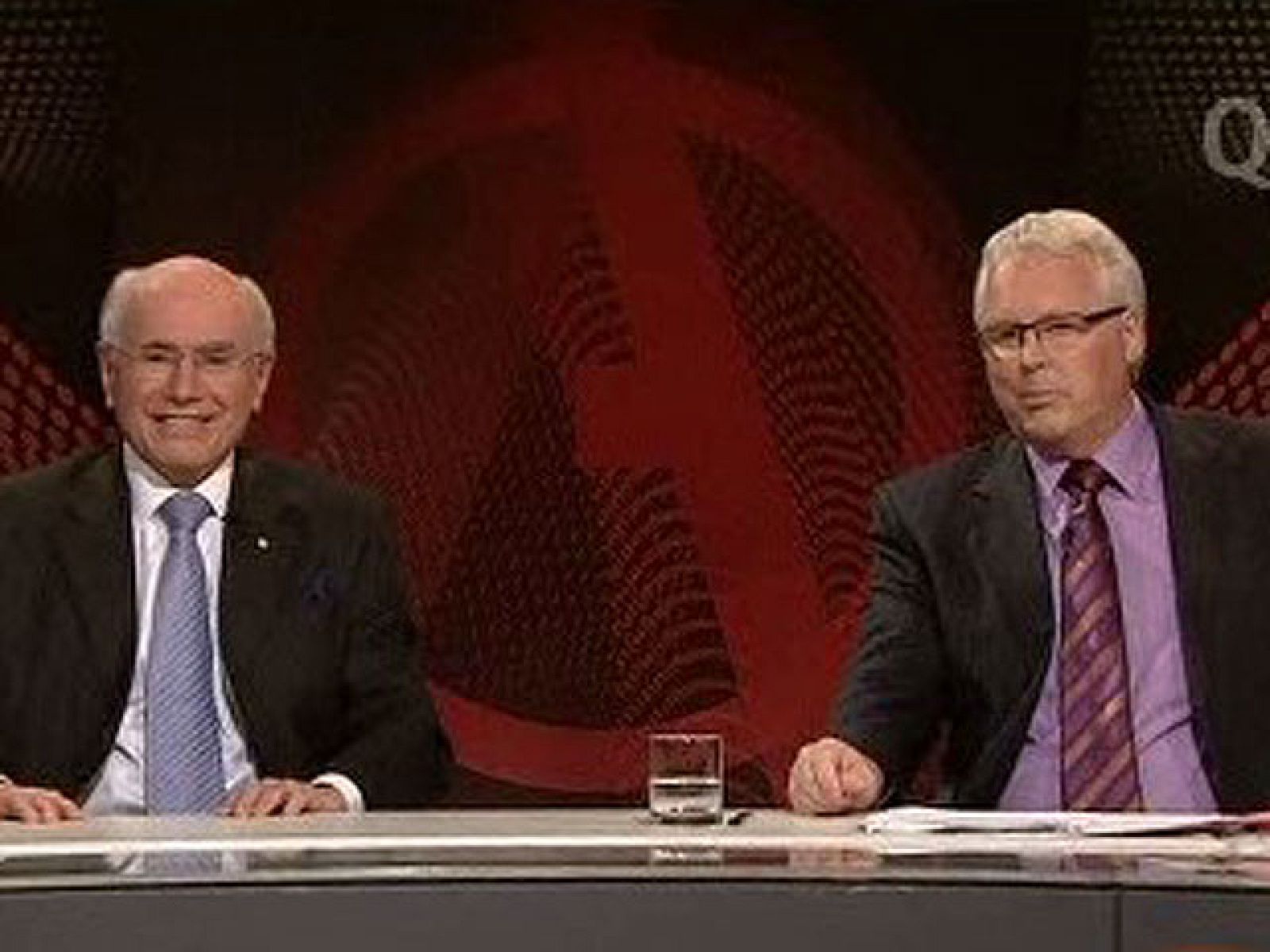 Lanzan un zapato al ex primer ministro australiano John Howard durante un programa de TV | Ver