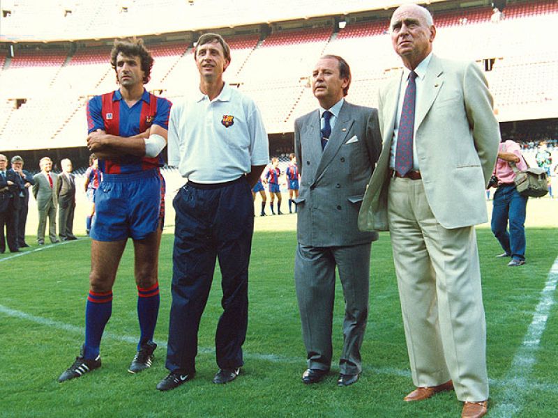 Núñez dimite tras presidir 20 años el Barça