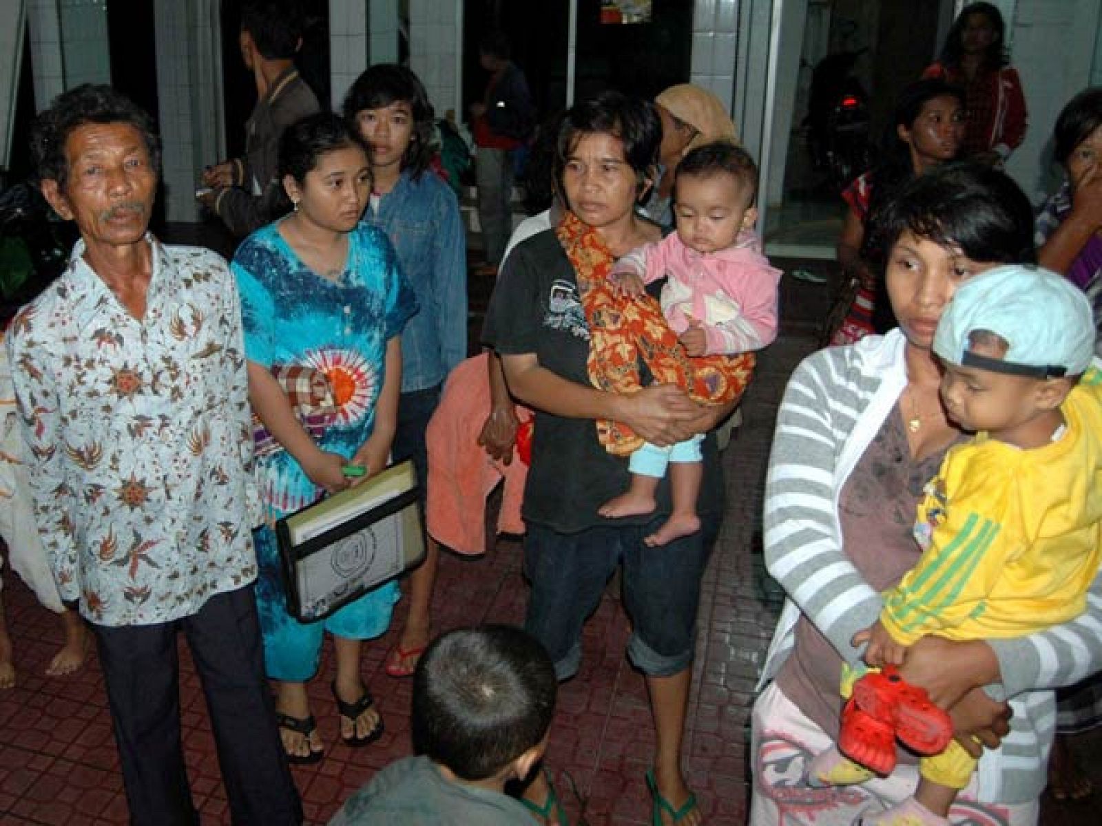 La gran ola ha matado a al menos cien personas y muchas más están desparecidas. La erupción del Merapi también ha sorprendido a la gente en sus casas.