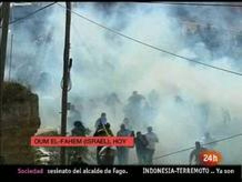 Una manifestación de judíos de extrema derecha en una ciudad árabe-israelí ha provocado graves disturbios al cargar la Policía contra un grupo de árabes que querían evitar la marcha. 