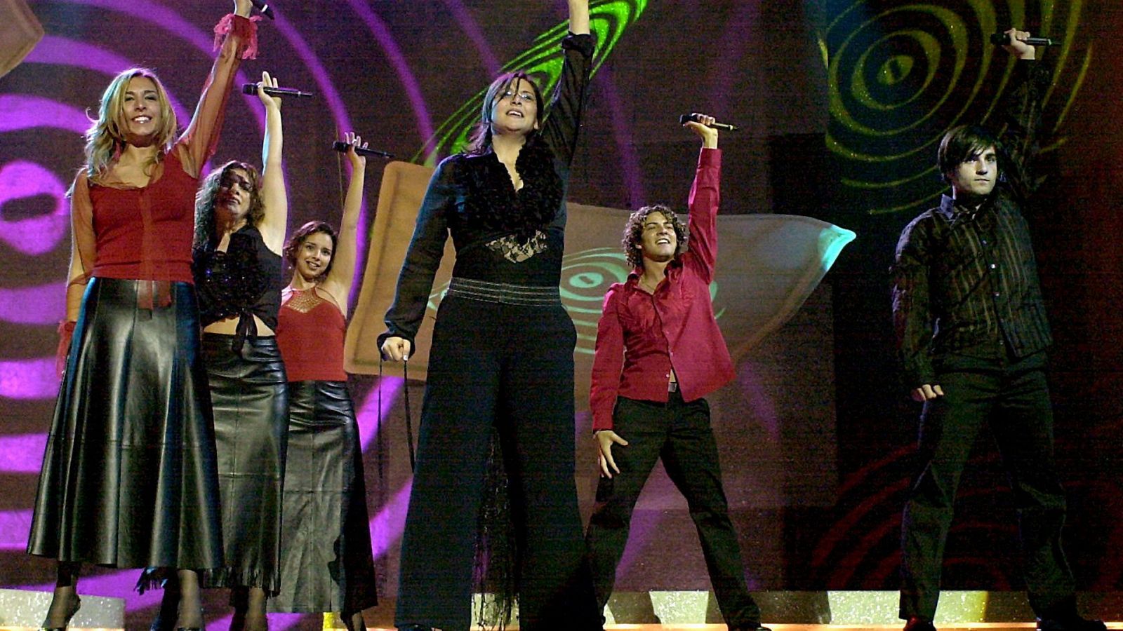 Rosa López canta "Europe's living a celebration" en Tallín 2002