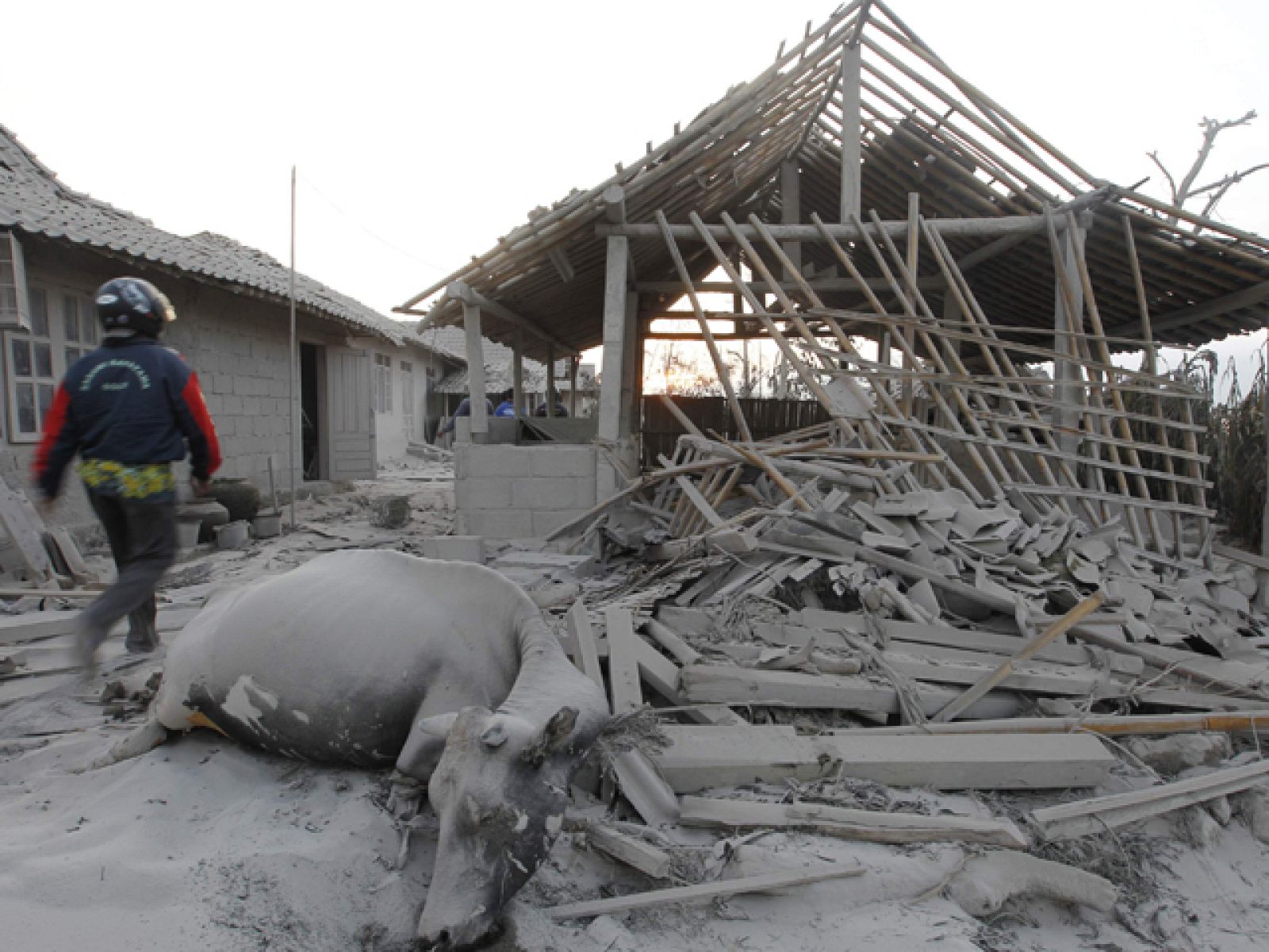 Doble catástrofe en Indonesia