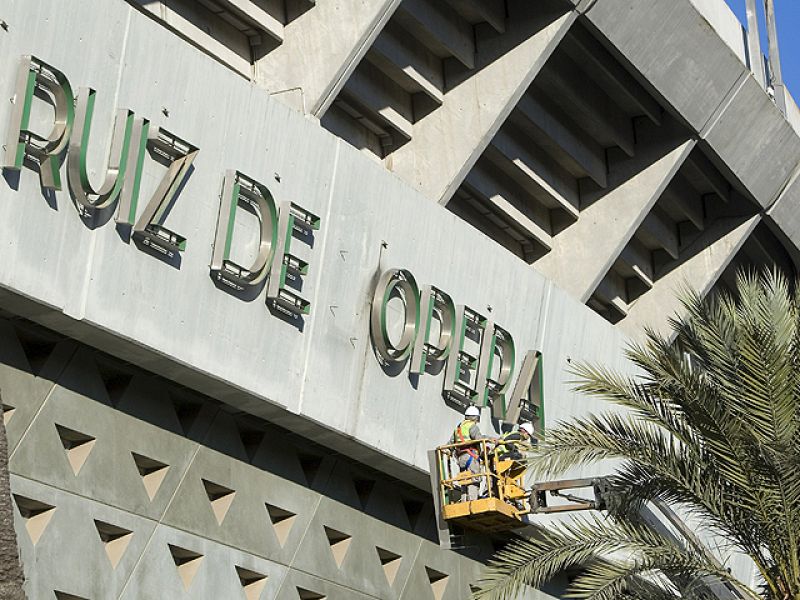El estadio del Betis, hasta ahora llamado 'Ruiz de Lopera', volverá a denominarse Benito Villamarín. Este miércoles han comenzado las operaciones de sustitución del letrero principal.