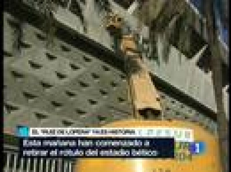 El estadio del Betis, hasta ahora llamado 'Ruiz de Lopera', volverá a denominarse Benito Villamarín. Este miércoles han comenzado las operaciones de sustitución del letrero principal.