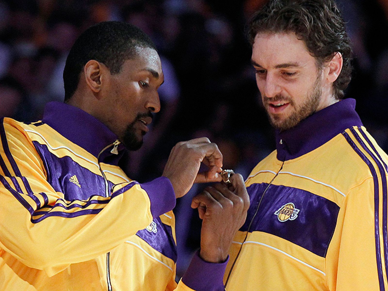 Buen comienzo de los Lakers en la NBA. Tras presumir de su segundo anillo consecutivo, el equipo de Gasol se ha impuesto a los Houston Rockets.