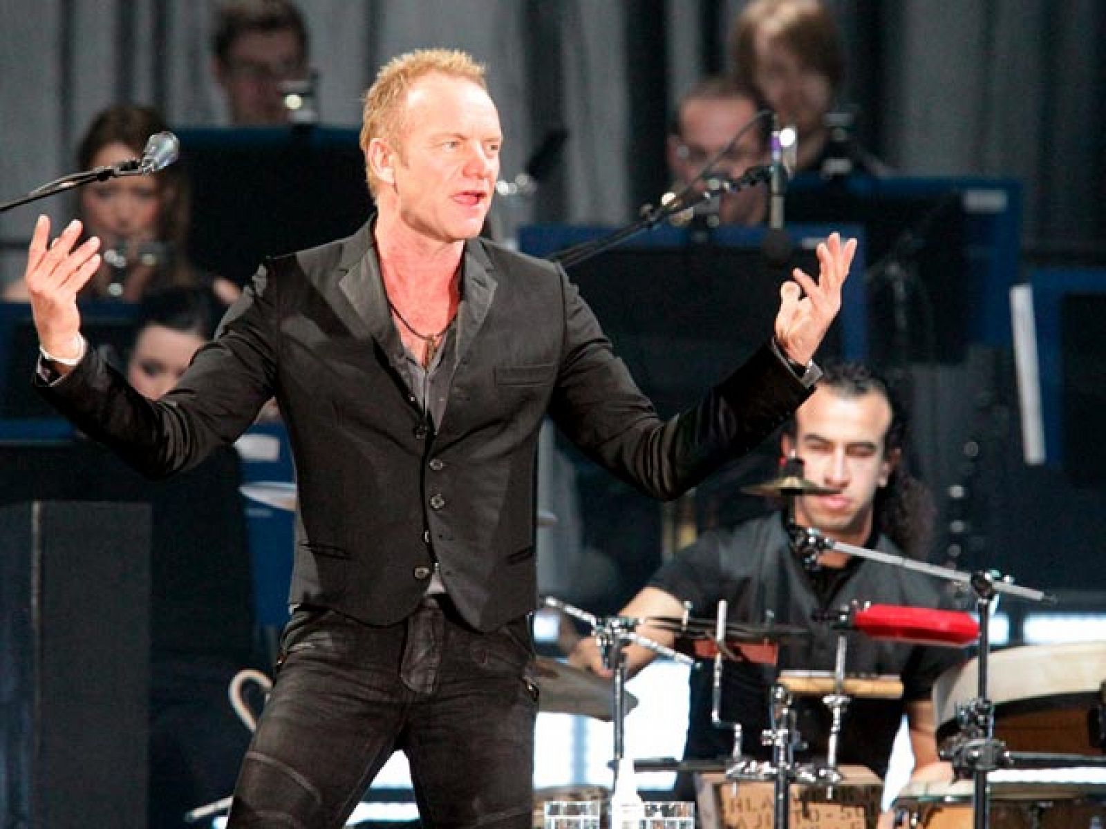 Sting actúa acompañado de la Royal Philarmonic Concert Orchestra