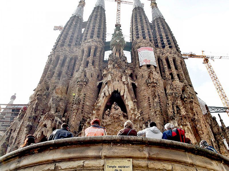 El negocio de la visita del Papa a Santiago y a Barcelona.