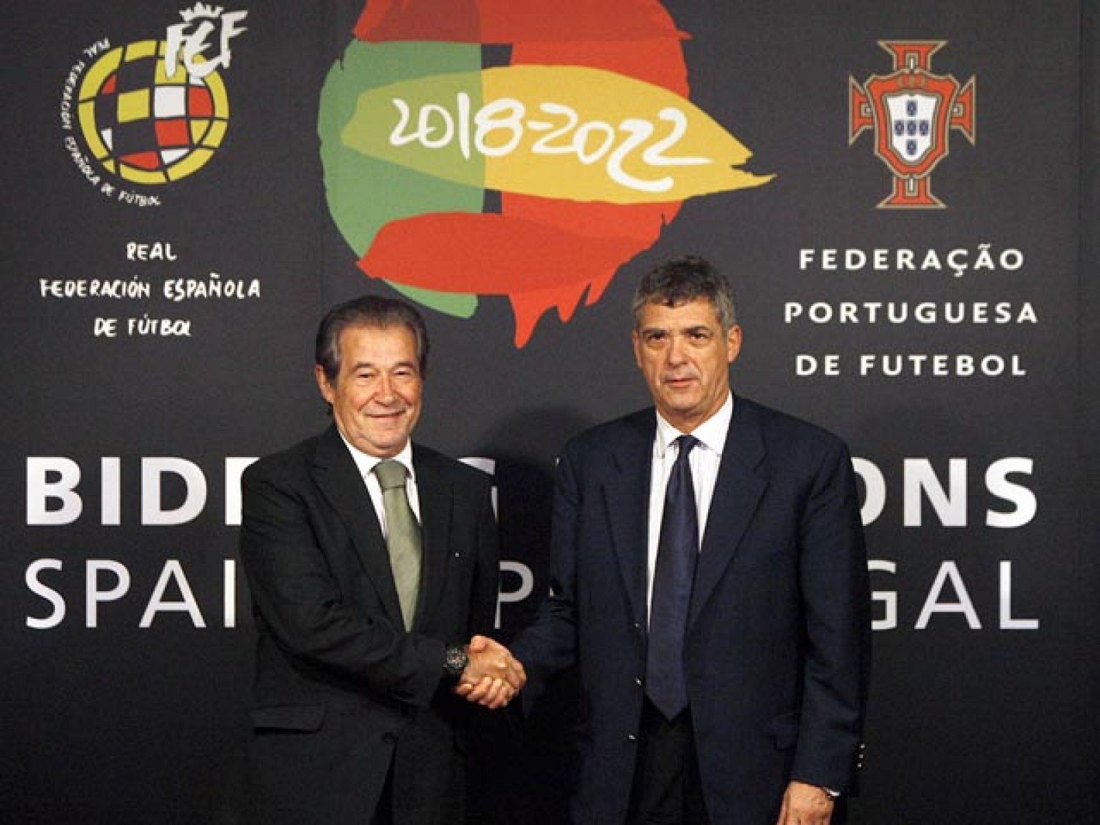 En la sede de la FIFA, en Zurich, se reunen hoy y mañana los miembros del Comité Ejecutivo; una cita que llega en un momento de revuelo al haber sugerido la prensa inglesa un presunto acuerdo entre las candidaturas de Qatar y la Ibérica (España-Portugal) para repartirse los votos de 2018 y 2022.  