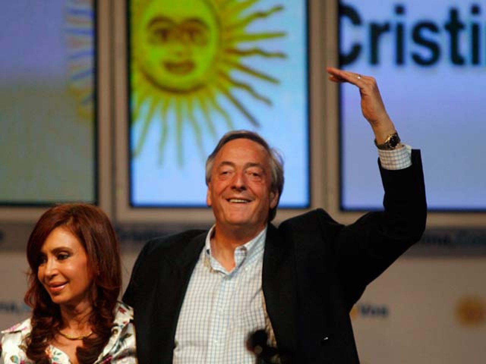 En Portada hace un repaso a la situación política en Argentina en la víspera de las últimas elecciones presidenciales, en 2007, marcadas por el relevo de Néstor Kirchner por su mujer, Cristina Fernández, creando toda una dinastía política.