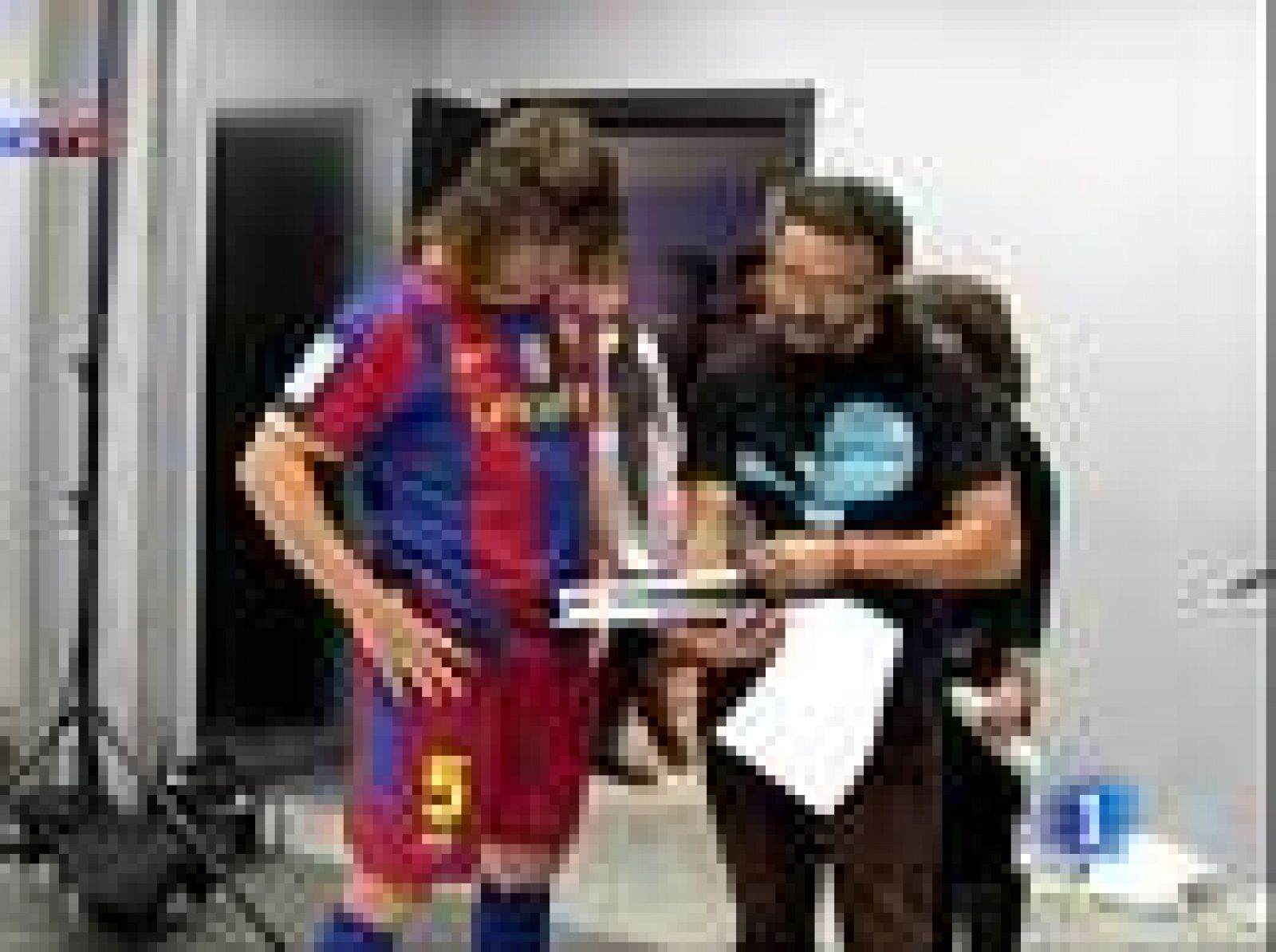 El Barcelona ha grabado un nuevo anuncio publicitario en el que 'sudan' la camiseta. Además, Valdés ha asegurado que quiere que Iniesta sea Balón de Oro y que no le gustaría que el Madrid-Barça se juegue un lunes.