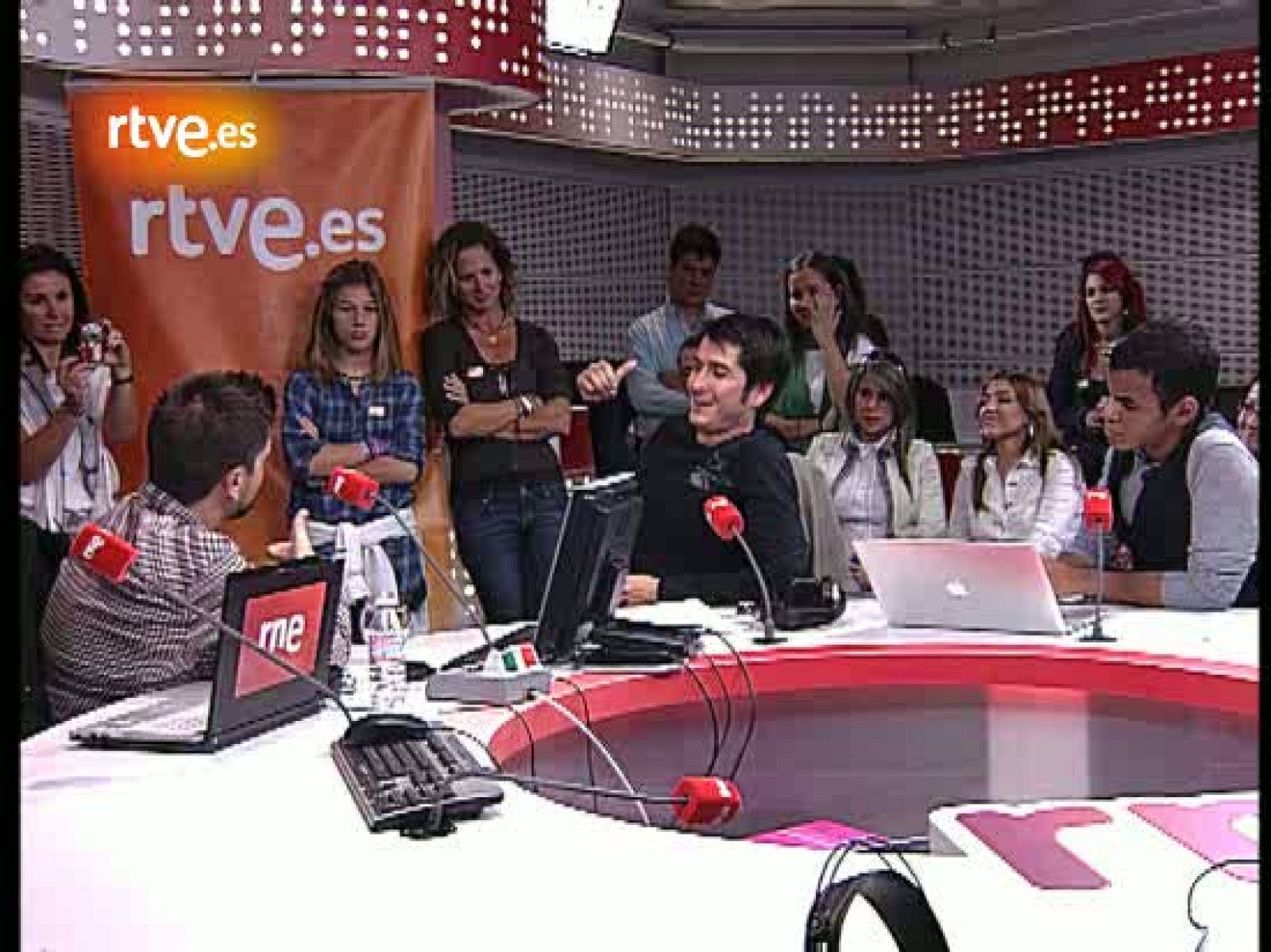 Juanes 'regala' dos besos a una fan en RTVE.es | Ver