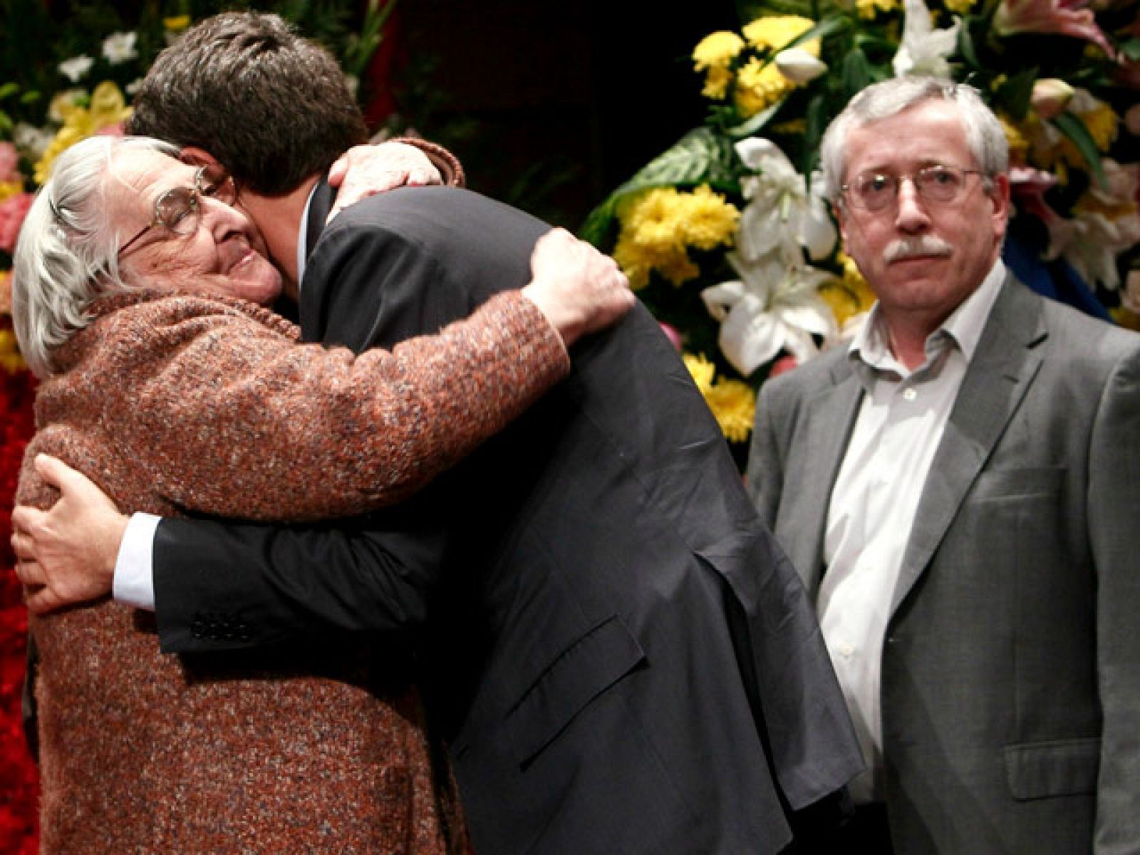 Zapatero visita la capilla ardiente de Marcelino Camacho | Ver