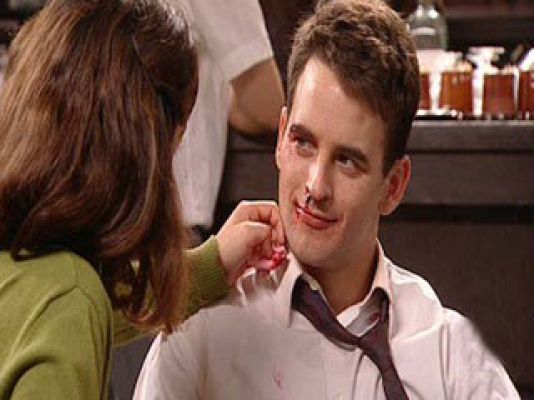 Amar en tiempos revueltos - Asun cura las heridas de Jaime