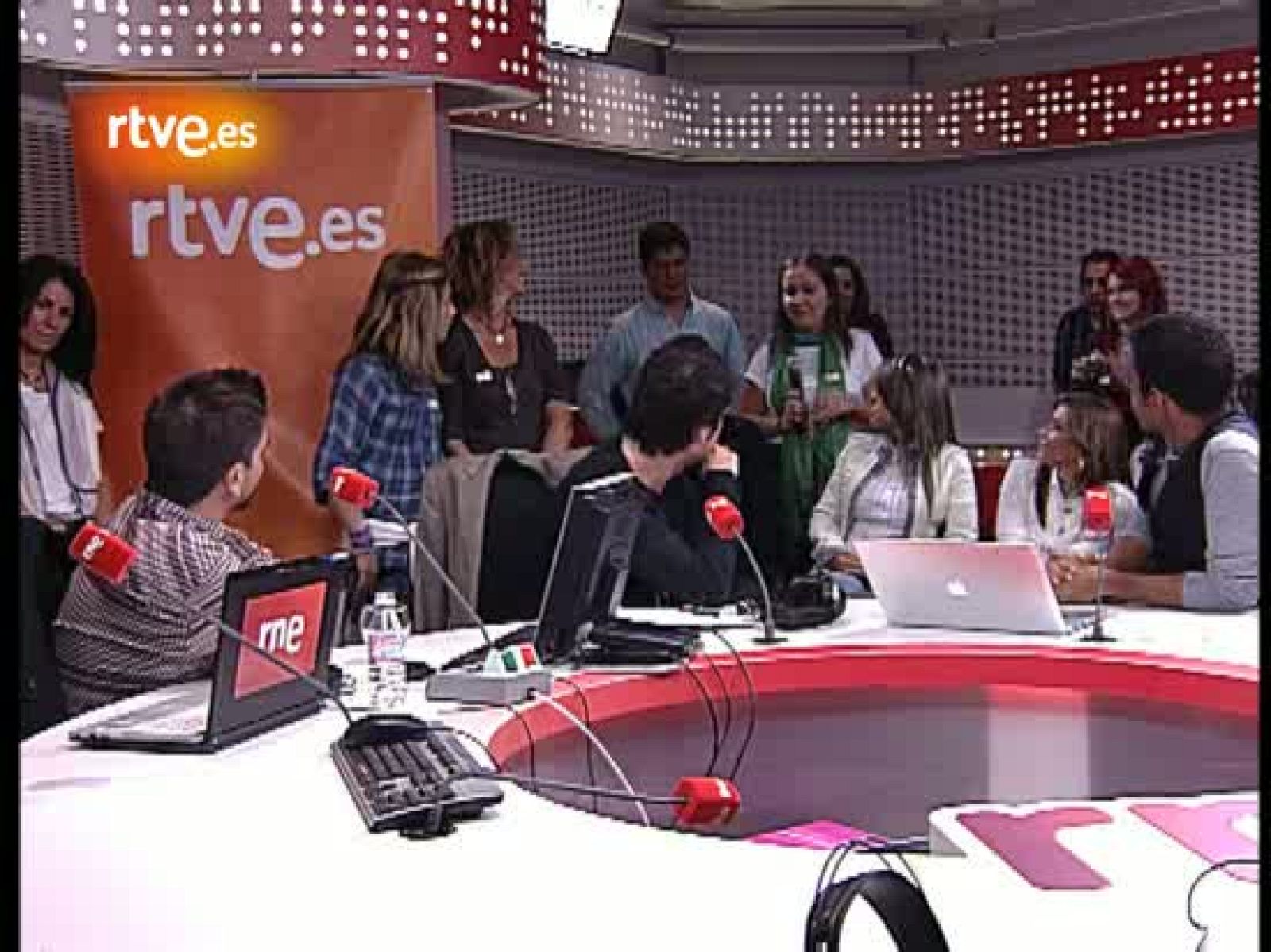 Juanes contesta a dos de sus fans, María y Ana, durante el encuentro digital que ha mantenido con RTVE.es. http://www.rtve.es/juanes