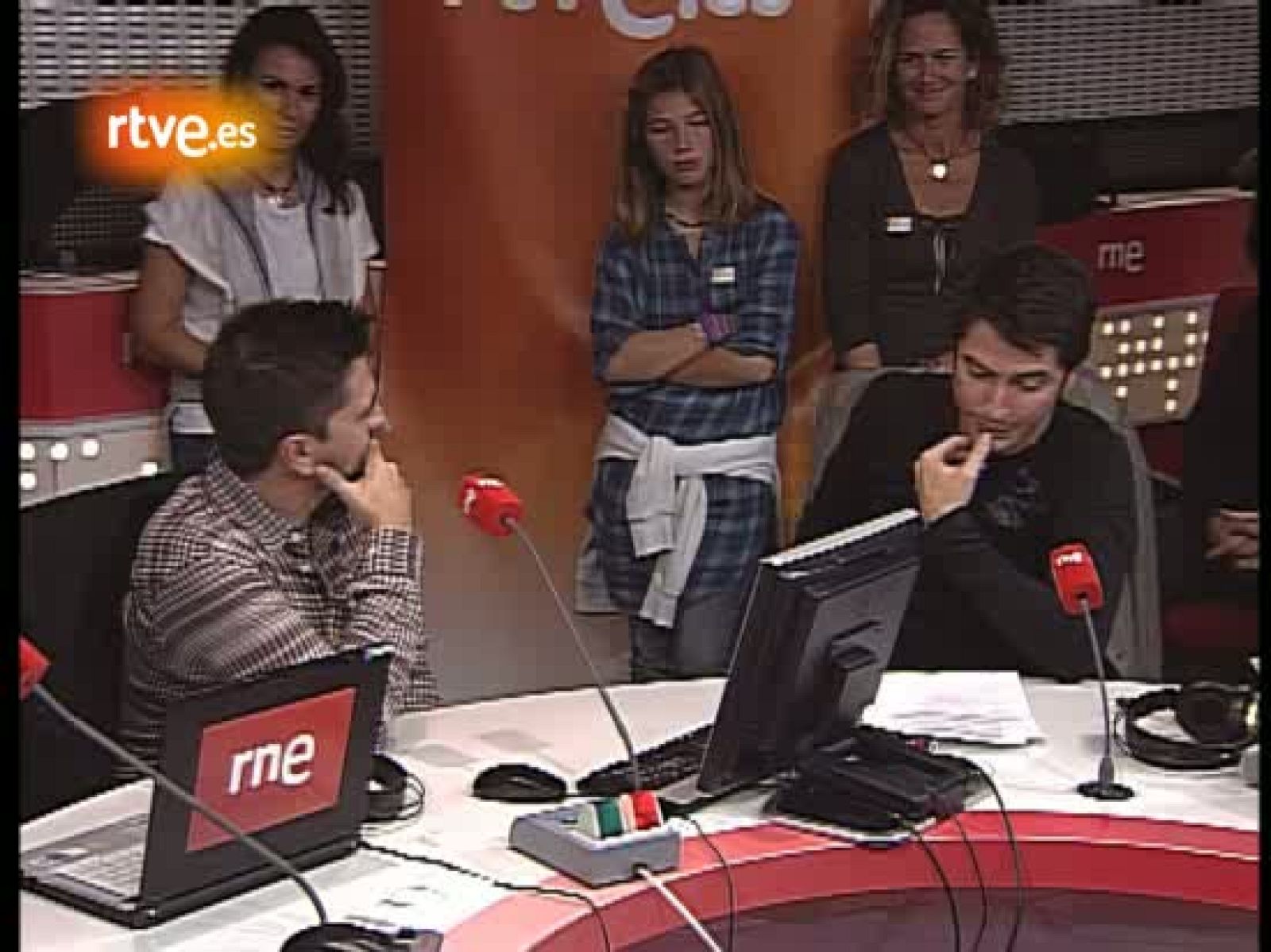 Juanes habla sobre la marihuana, cuya despenalización defiende como camino hacia la paz y el fin del narcotráfico. Ha sido durante un encuentro digital con los usuarios de RTVE.es.