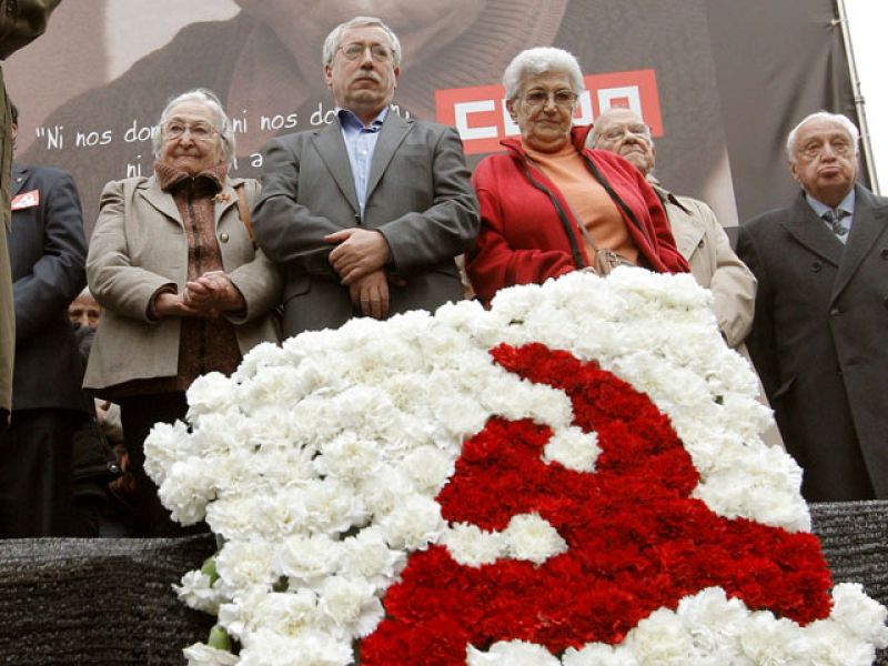 Marcelino Camacho, enterrado tras recibir un homenaje en la Puerta de Alcalá 