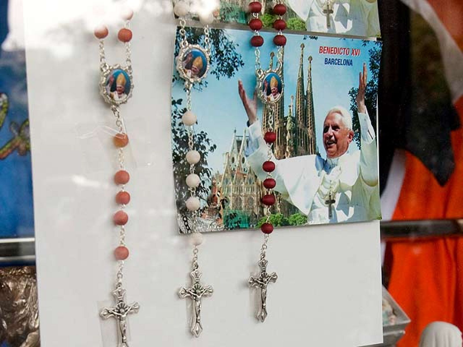 Las tiendas se preparan para la llegada del Papa