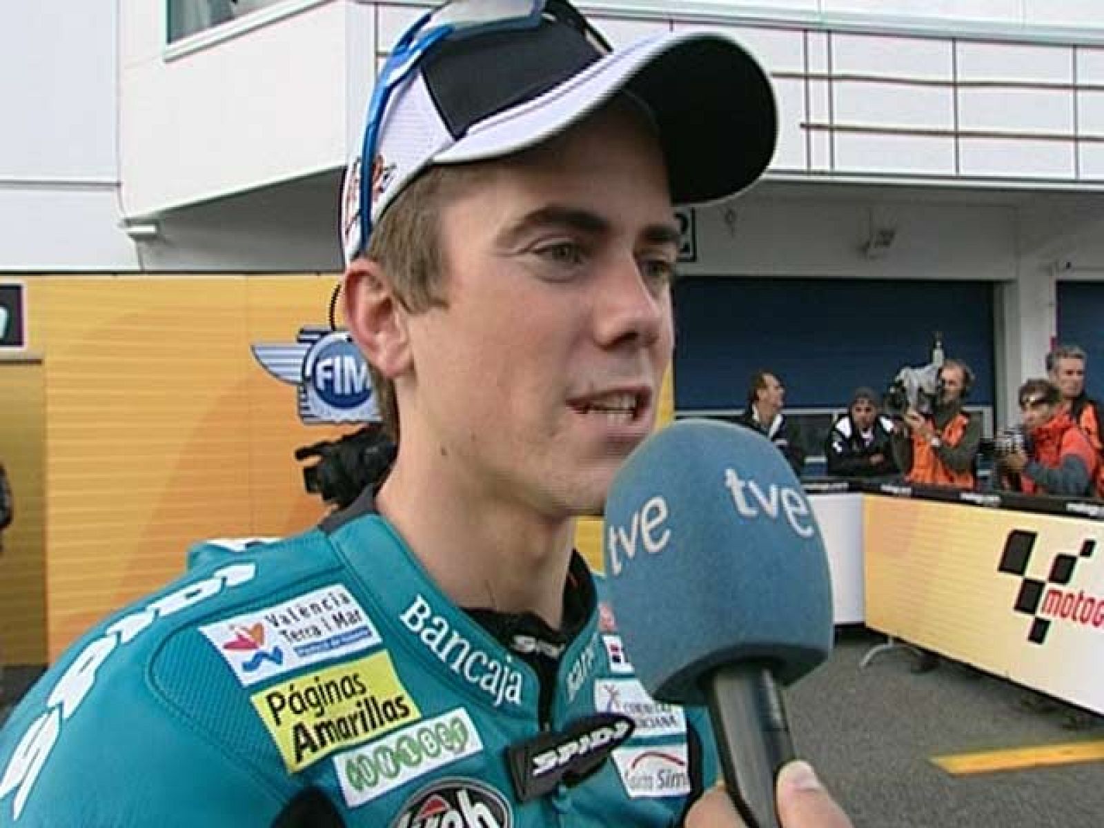 Nico Terol no da por perdido el título mundial de 125cc. Bradley Smith felicita al líder Marc Márquez.