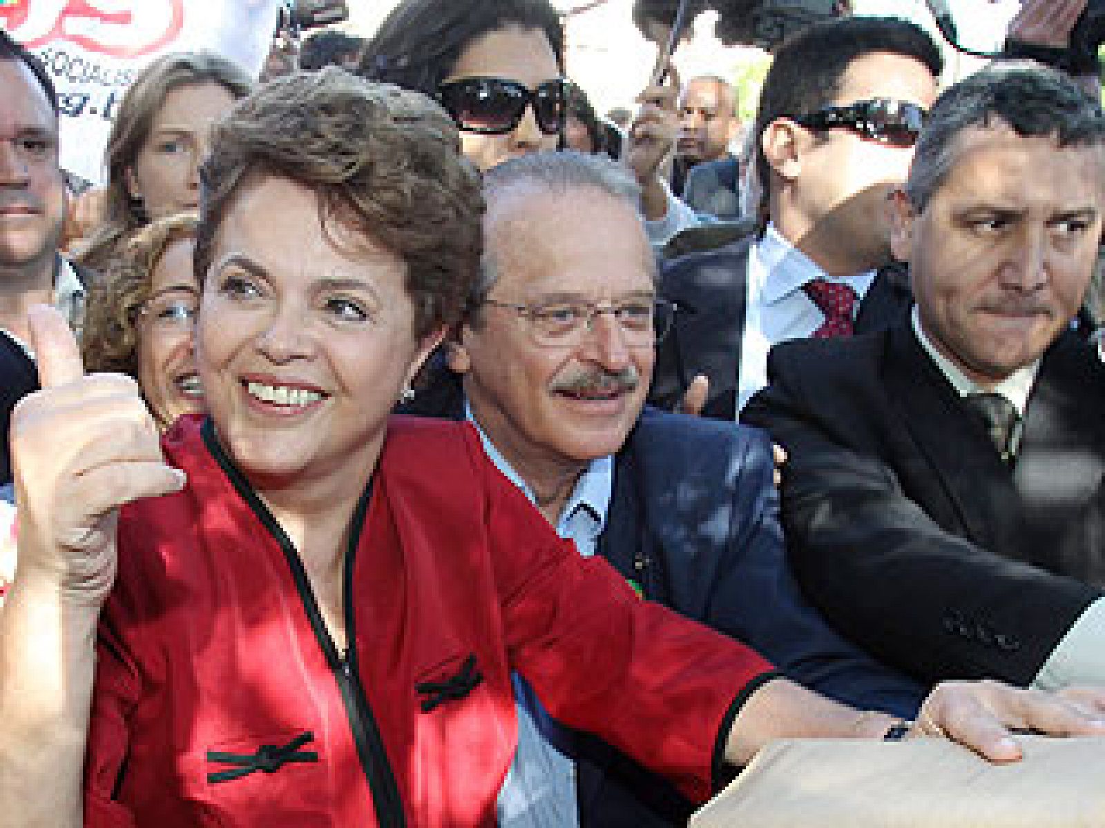  La oficialista Dilma Rousseff, del Partido de los Trabajadores (PT), ha sido elegida presidenta de Brasil con más de 55 millones de votos