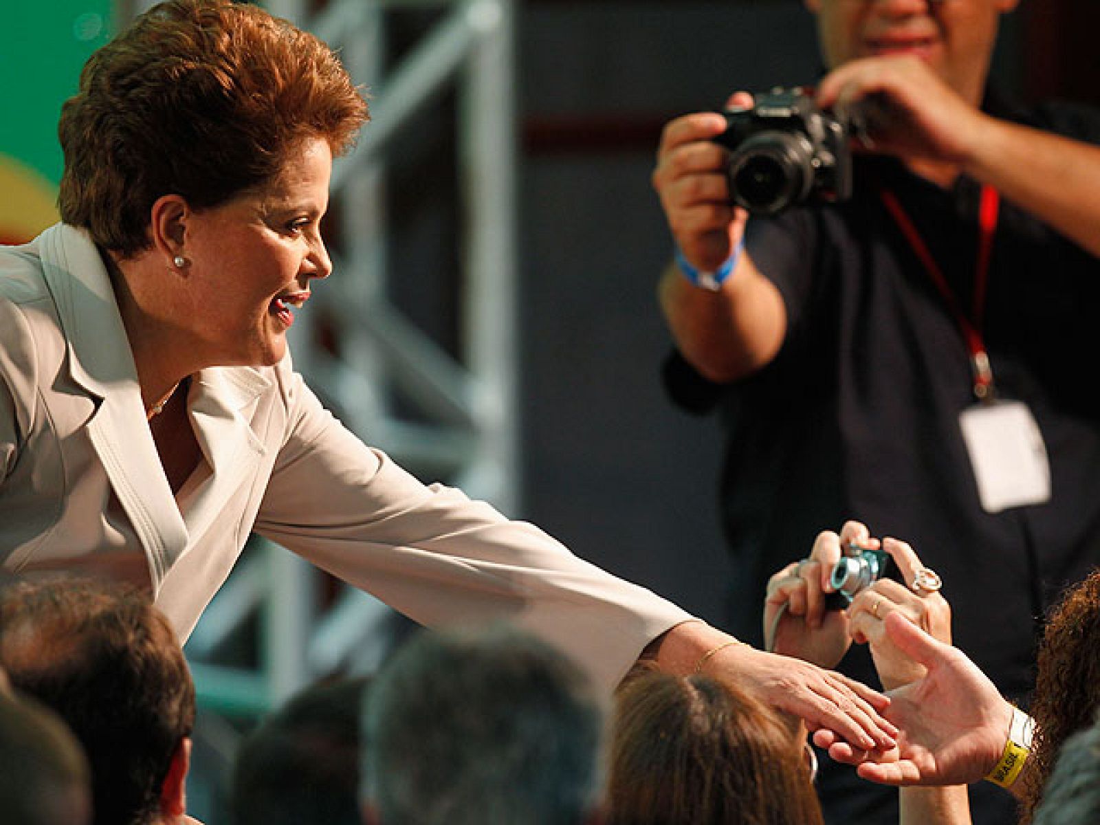   La oficialista Dilma Rousseff, del Partido de los Trabajadores (PT), ha sido elegida presidenta de Brasil con más de 55 millones de votos