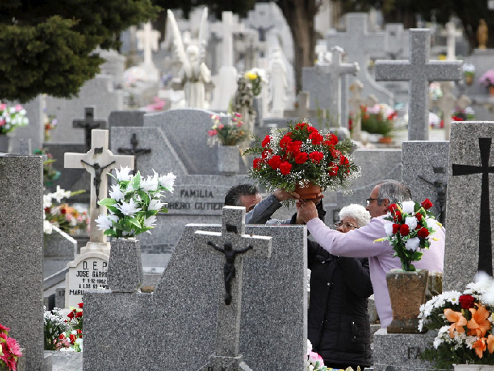 La desploblación hace que en muchos pueblos de nuestro país haya más lápidas en los cementerios que vecinos