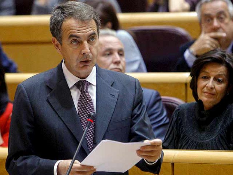 Zapatero: Batasuna podrá volver a las instituciones si "condena la violencia o ETA desaparece"