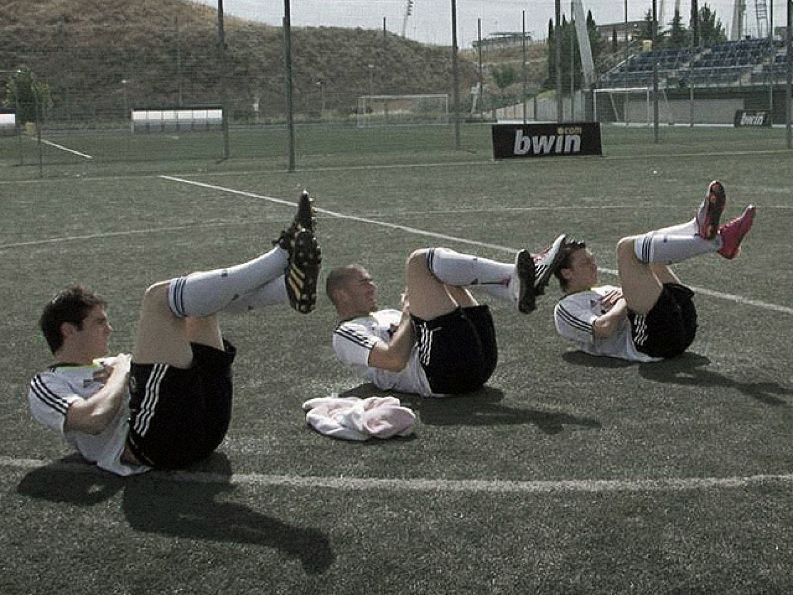 Los jugadores del Real Madrid se han metido entre ceja y ceja el conseguir la décima Champions. Para ello, los de Mourinho ya se han puesto las pilas con el trabajo físico como así lo demuestra la última campaña publicitaria de la casa de apuestas qu
