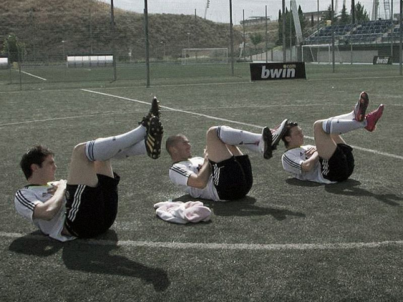 Los jugadores del Real Madrid se han metido entre ceja y ceja el conseguir la décima Champions. Para ello, los de Mourinho ya se han puesto las pilas con el trabajo físico como así lo demuestra la última campaña publicitaria de la casa de apuestas qu
