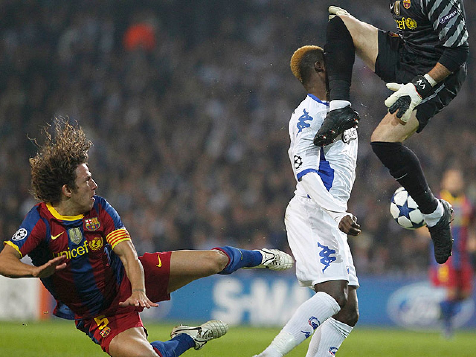 Por suerte no pasó nada en el minuto 9 después del choque que el portero y el delantero del Copenhague. La jugada estaba invalidada previamente.