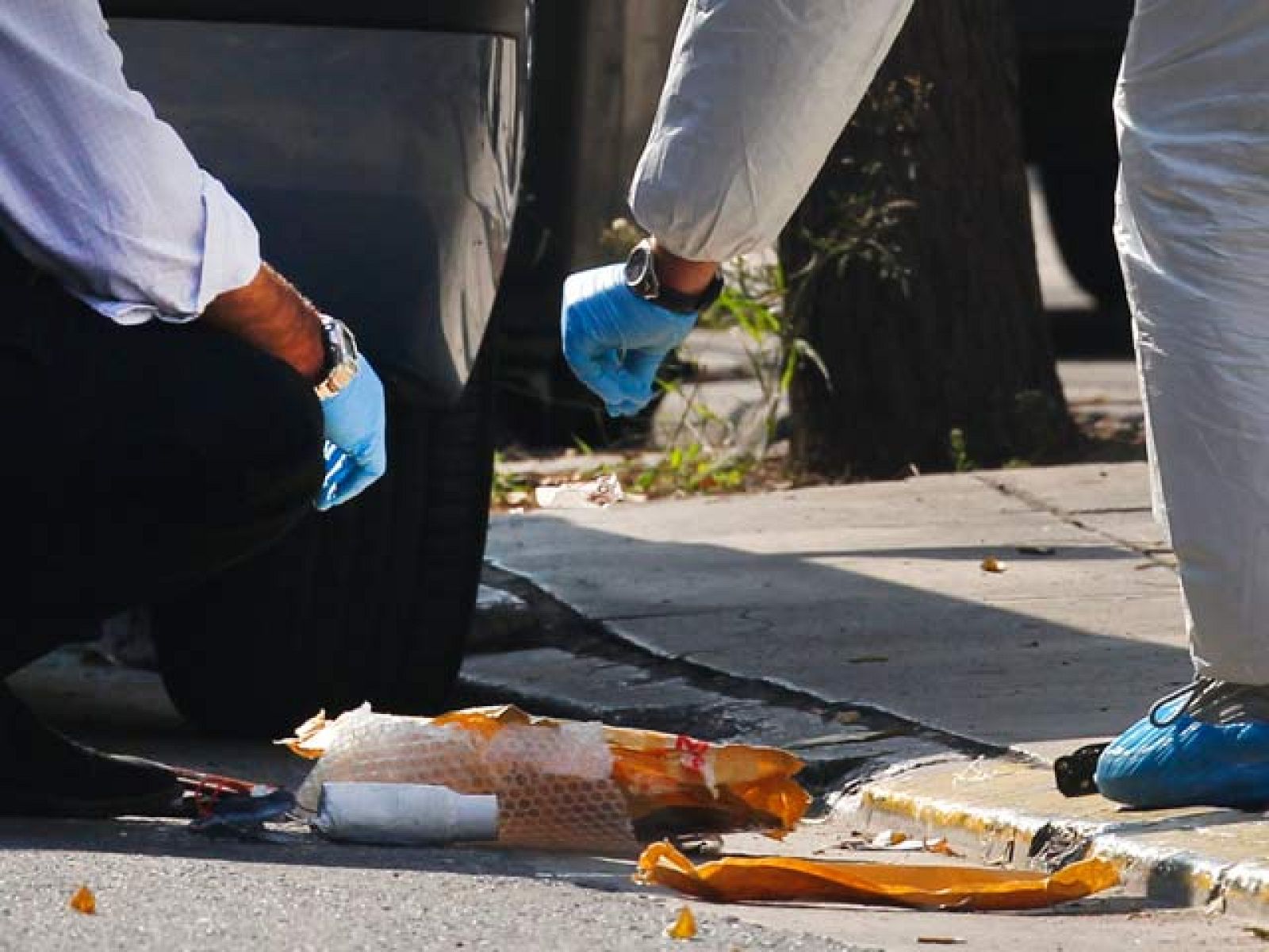 La Policía griega ha detonado un nuevo paquete bomba, esta vez remitido a la embajada francesa en Atenas. 