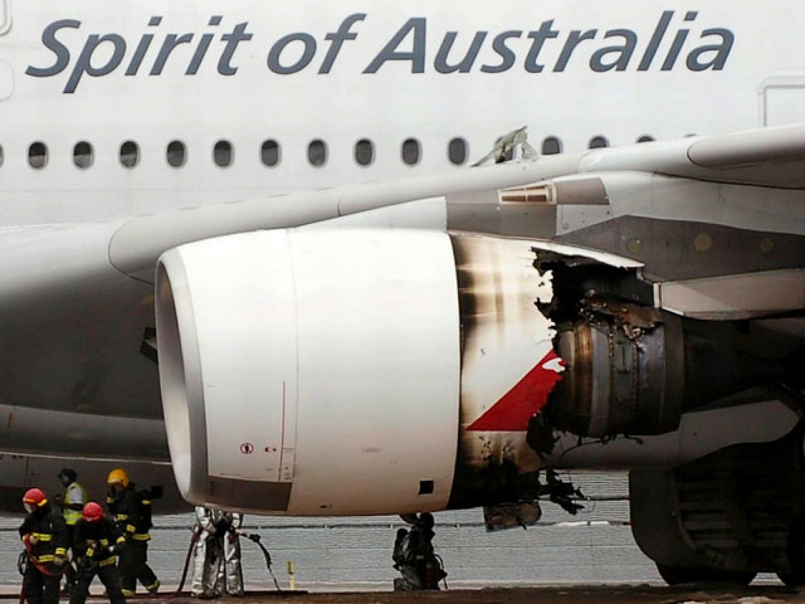 Un Airbus 380 de la compañía australiana Qantas ha aterrizado de emergencia en Singapur debido a un fallo en uno de sus motores. Ningún pasajero ha resultado herido.