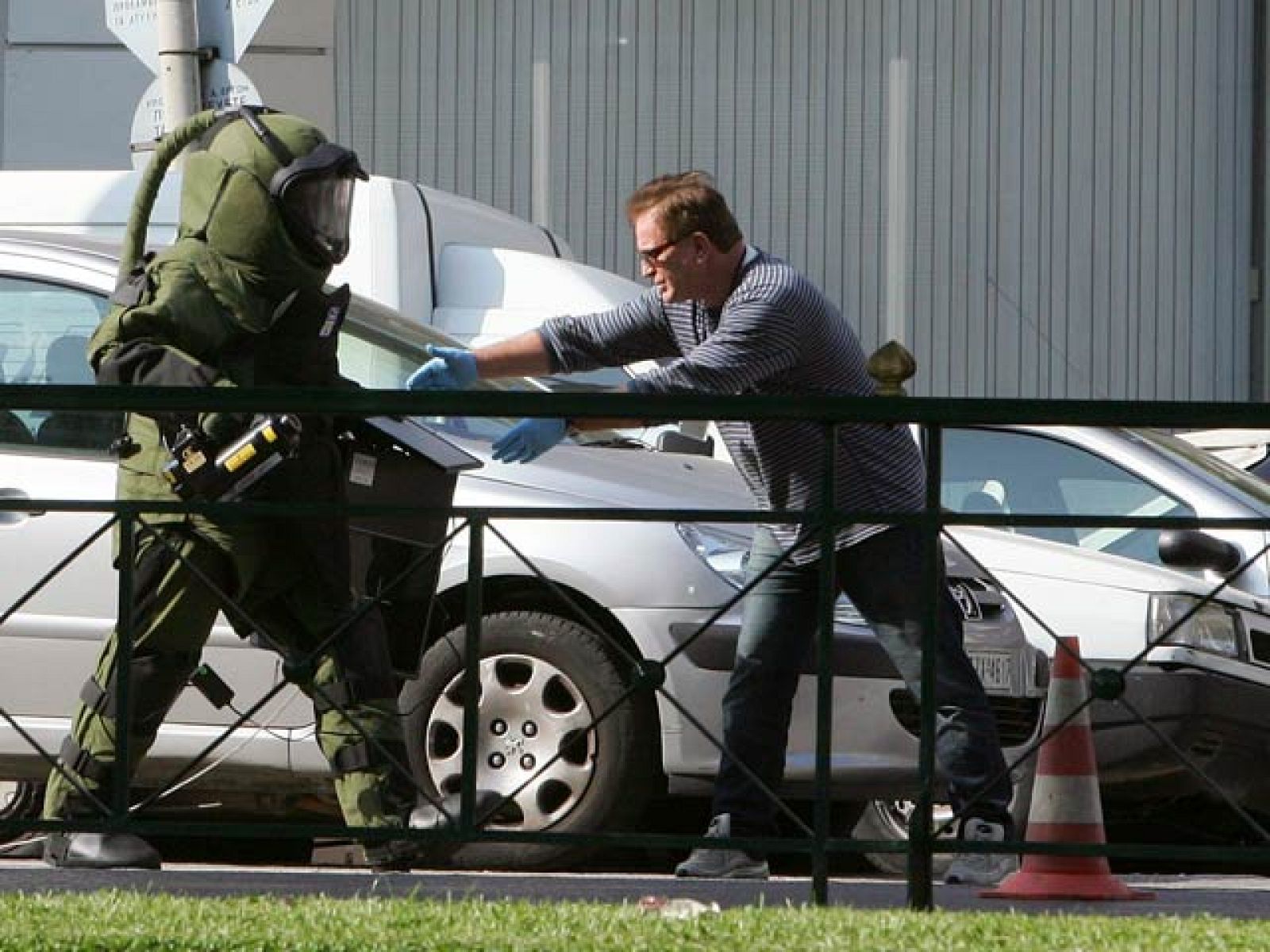 Detonan en Atenas un paquete bomba dirigido contra la embajada francesa | Ver