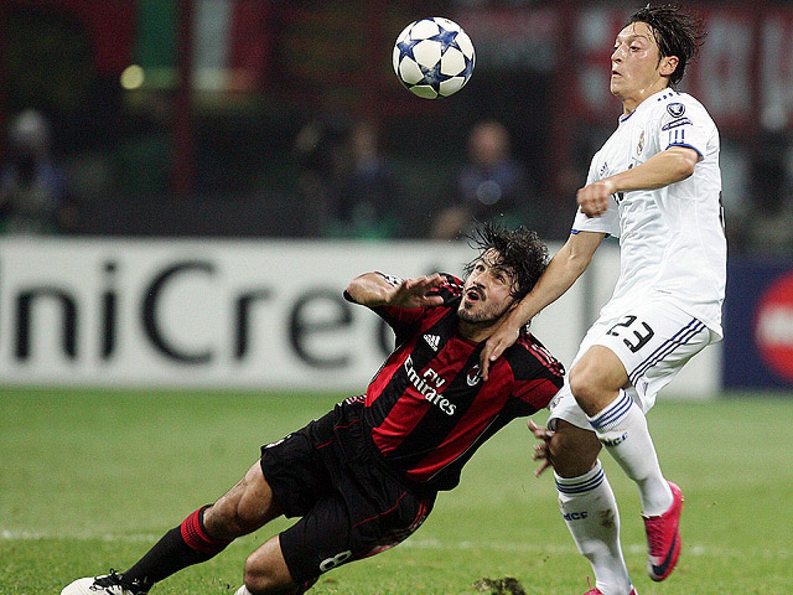 El que para la FIFA es el mejor colegiado del mundo dejó que el partido se le escapara de las manos en la parte final por culpa de su permisividad con los italianos (como Abate y Gattuso) y, por supuesto, por el tanto concedido que puso por delante