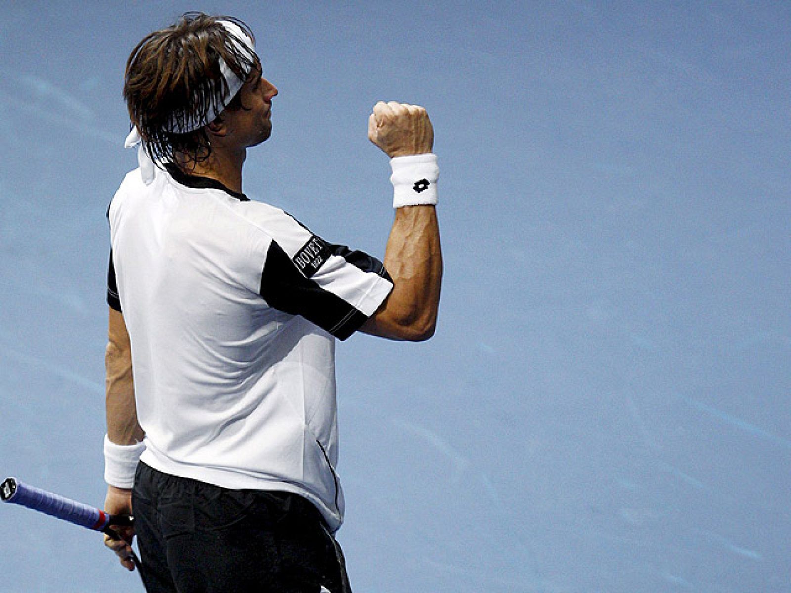 El tenista español David Ferrer ha dado un paso más hacia la Copa  Masters de Londres al clasificarse para los cuartos de final del  torneo de Valencia, en una jornada en la que también se ha  clasificado Marcel Granollers y se han despedido Daniel G