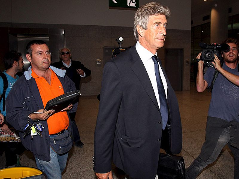El técnico chileno Manuel Pellegrini llegó este jueves por la tarde a Málaga para formalizar su fichaje por el equipo de la capital de la Costa del Sol para lo que resta de temporada y dos más.